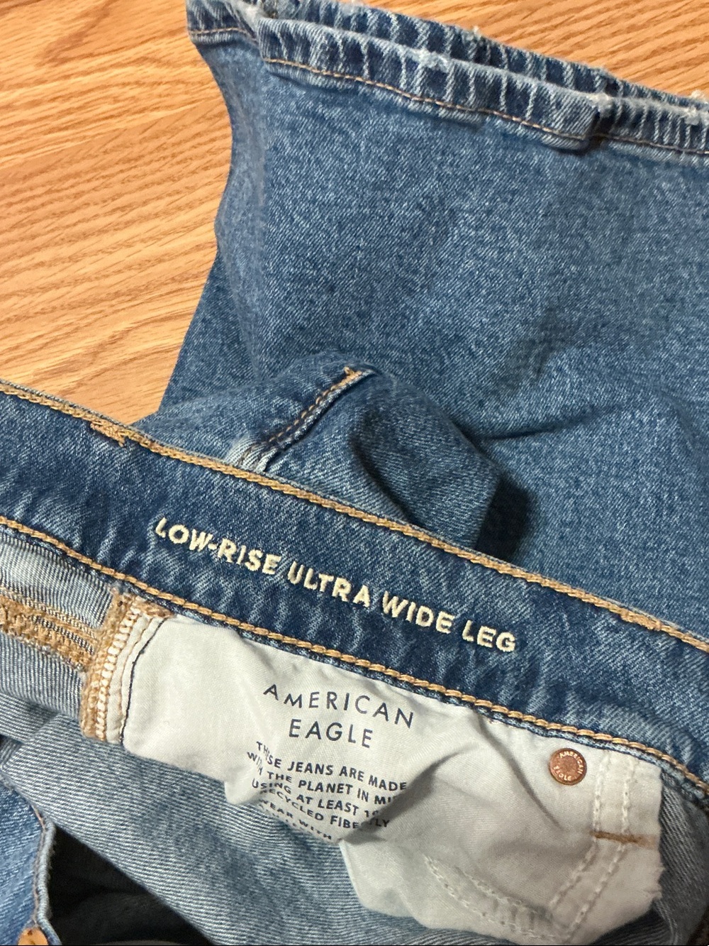 AE Low-Rise Baggy Ultra Wide-Leg Jean Size 4 Regular - Picture 6 of 12